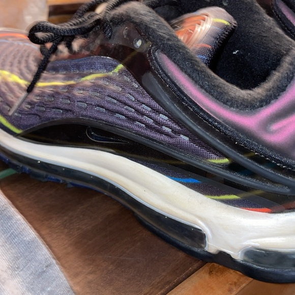 Black running shoes by Nike. Men's size 10.5 - Picture 4 of 6